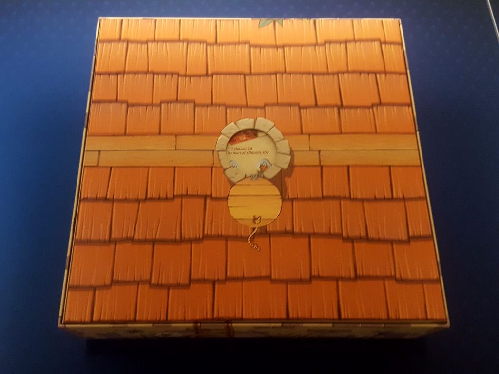 On insère le dos de la boite avec son trou dans l'autre boite et hop tout est fermé.