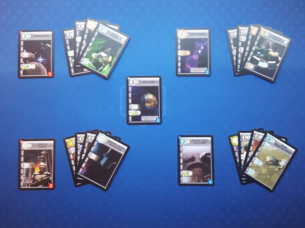 Toujours numérotés de 0 à 4 avec pour les mondes 1 à 4 leur set de 4 cartes de départ.