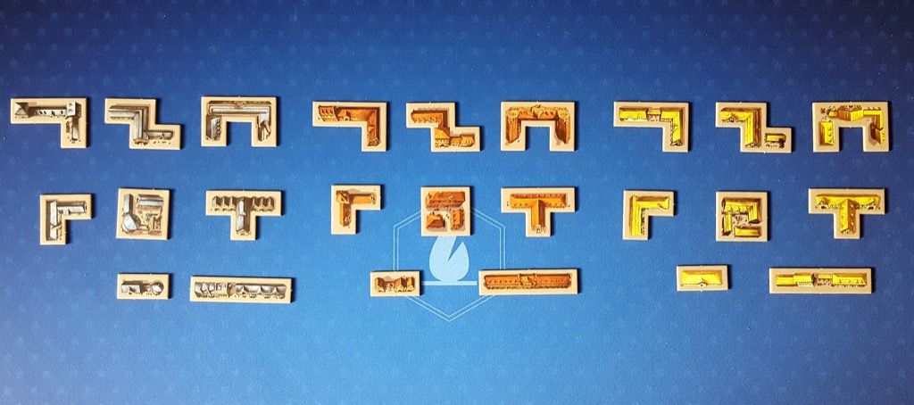 24 tuiles polyominos  : 8 formes dans trois couleurs différentes.