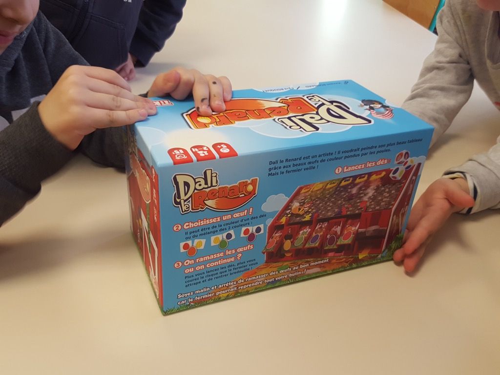 Comme toute boite neuve, le carton ne glisse pas facilement.