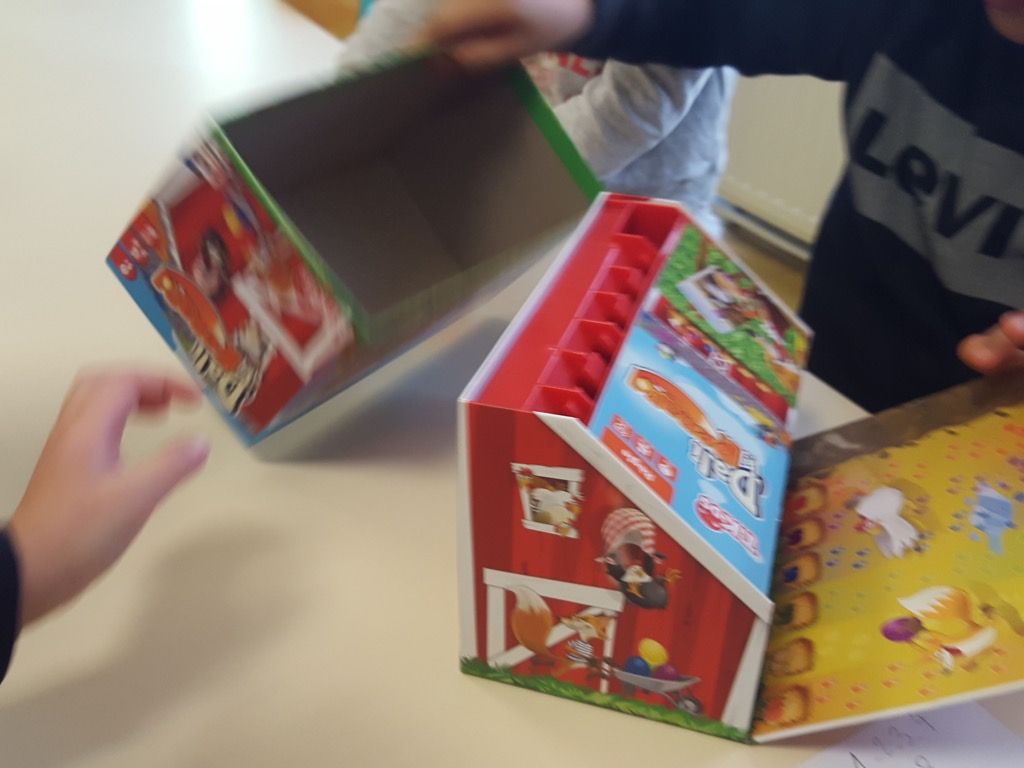 "Ohhhh... Il y a un renard qui court, il a volé un oeuf à la poule"