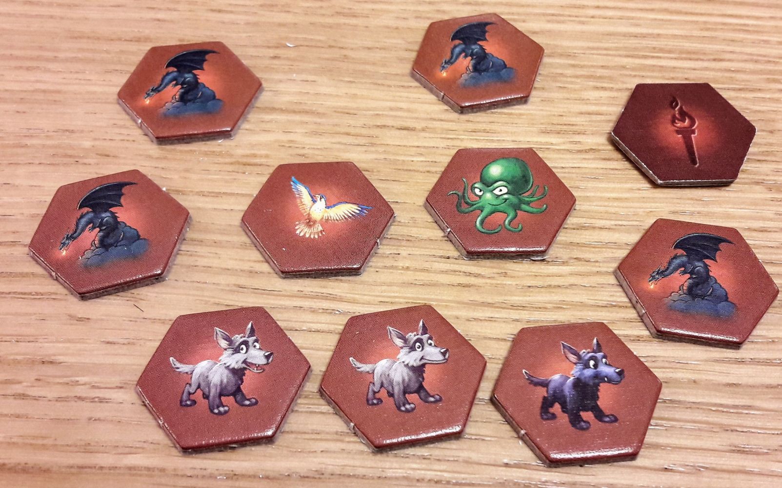 On pourra trouver les 3 louveteaux mais aussi un aigle, le dragon ou ... un kraken !