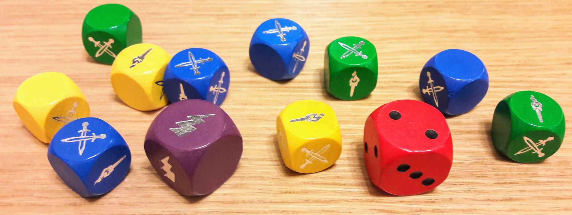 Chaque héros a ses propres dés et le dragon le sien.