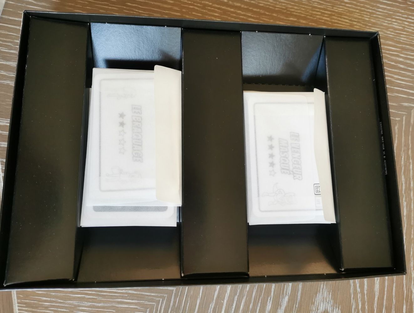 L'intérieur de la boite permet de caler correctement les enveloppes en 2 piles. On viendra placer par dessus le plan de la ville.