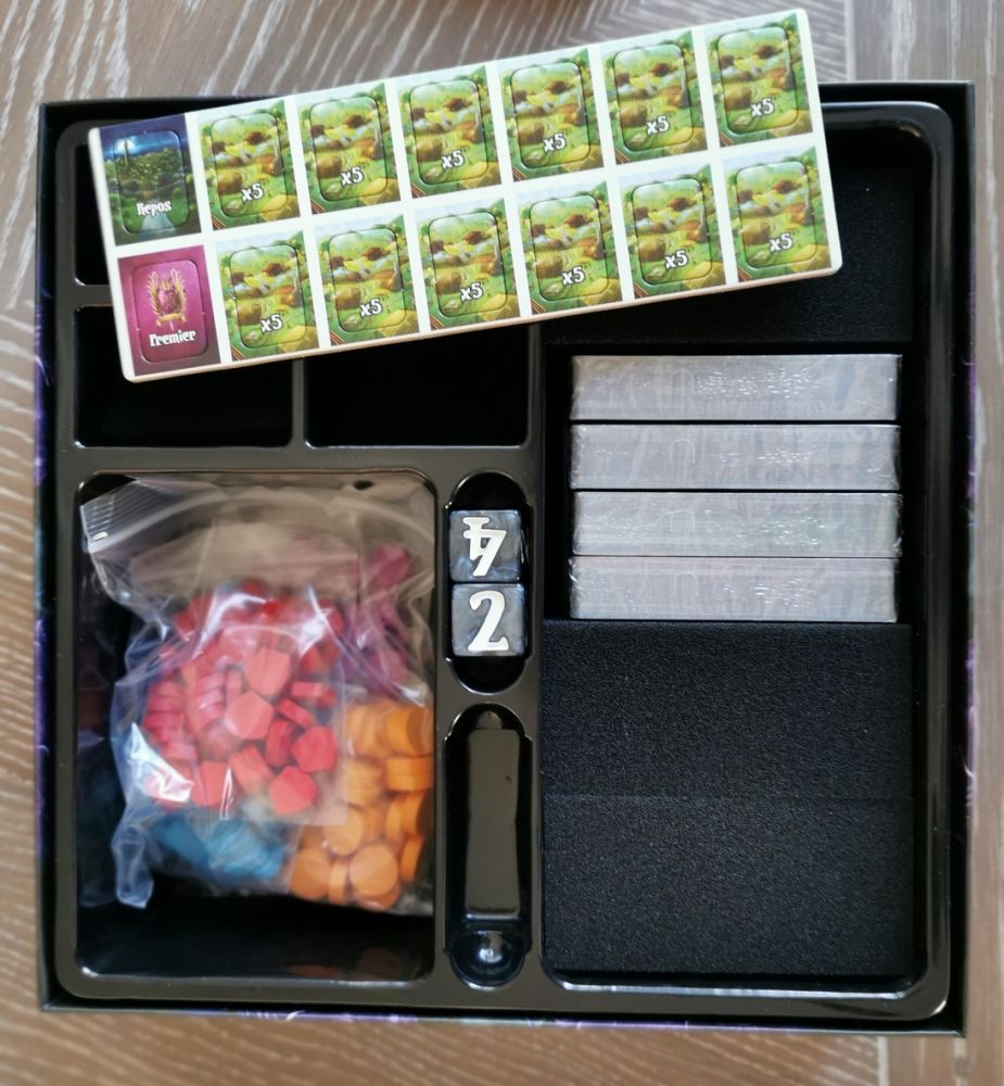 La boite contient trois blocs de mousse pour faire de la place pour les extensions