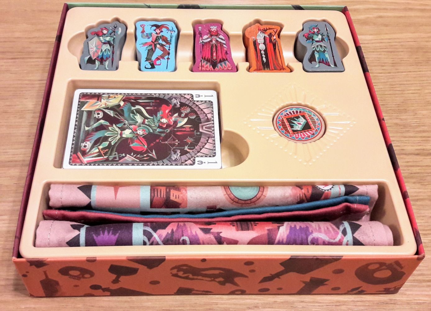 Tout est bien câlé  à sa place et se récupérera  facilement avec les doigts.