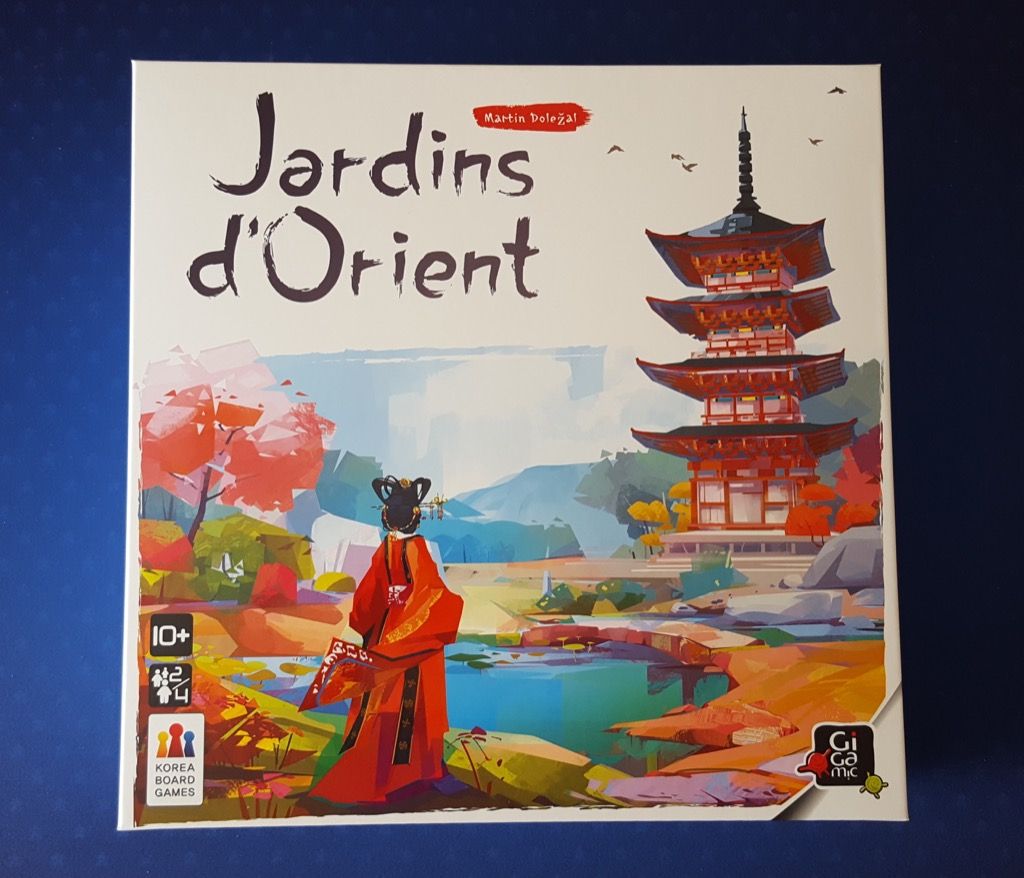 Une grosse boite carrée imposante (30x30X9 cm) mais assez légère.