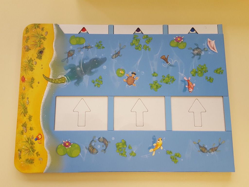 Plié en deux dans du carton qualitatif très très épais.