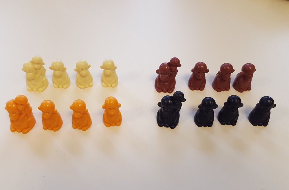 4 familles de singes (une maman avec son petit et 3 singes) : beige, marron, orange, noire.