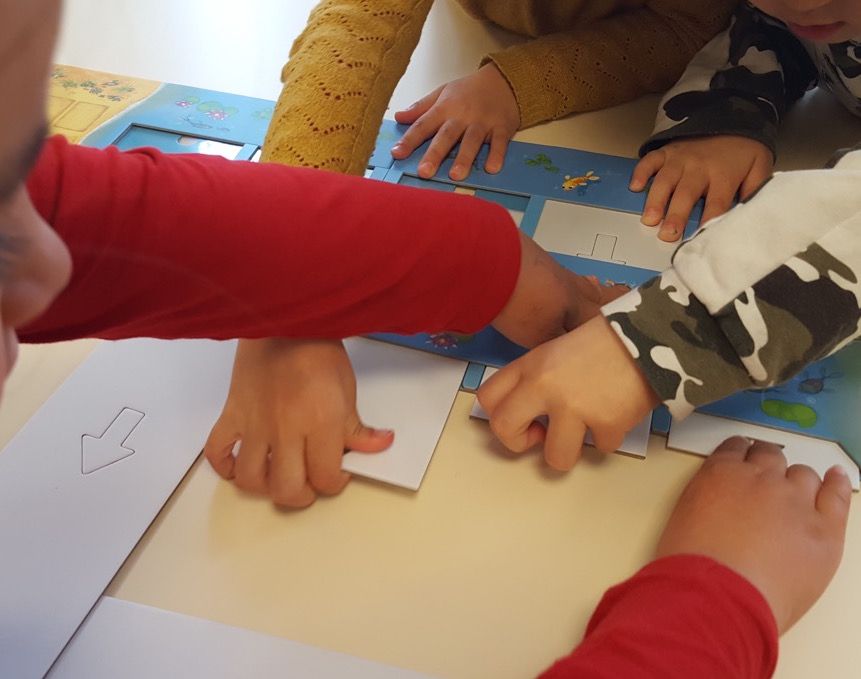 Avant la première partie, il faudra retirer les cinq bandes blanches de papier carton du plateau qui ne servent que de protection pour le transport.