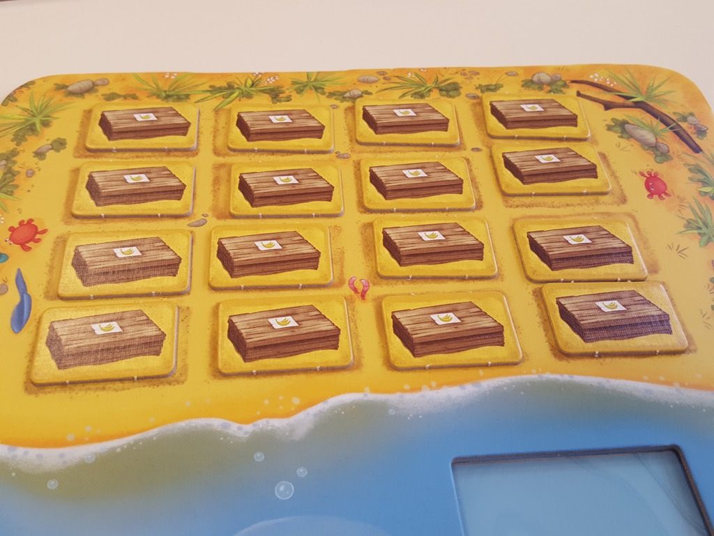 Mélanger les caisses de bananes et les poser sur les 16 emplacements signalés sur le plateau.