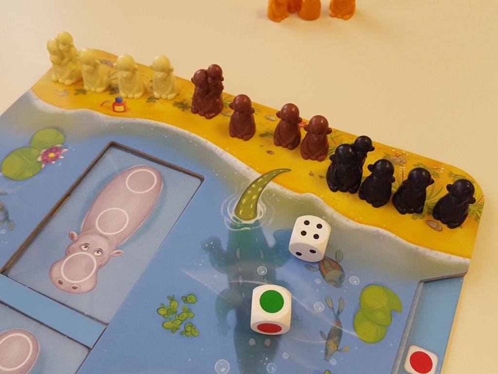 Placer les singes sur le sable au début du parcours (3 singes seulement à 4 joueurs donc sans la maman).