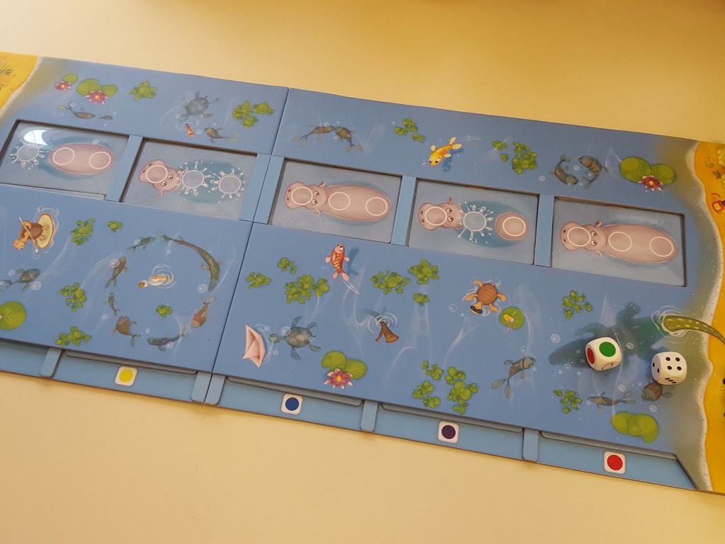 Poser les 2 dés au centre de la table ou sur le plateau.