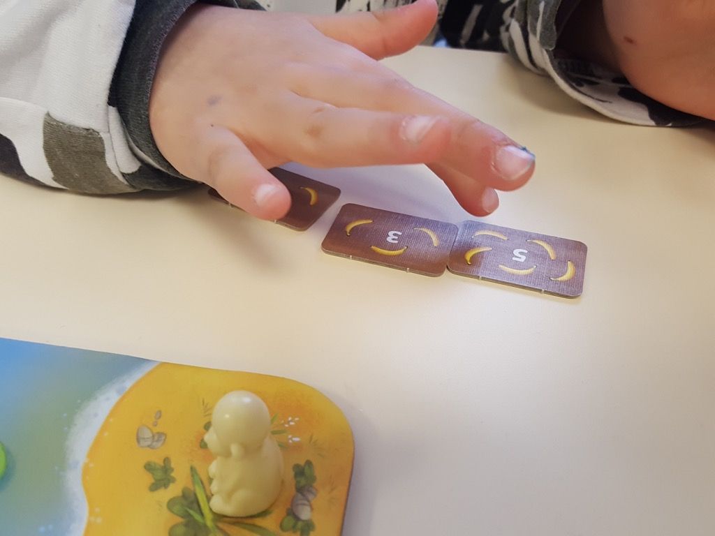 La partie s'arrête dès qu'un joueur aura emmené tous ses singes de l'autre côté de la rive. Chaque joueur compte alors toutes ses bananes et celui ou celle qui en a le plus gagne la partie.