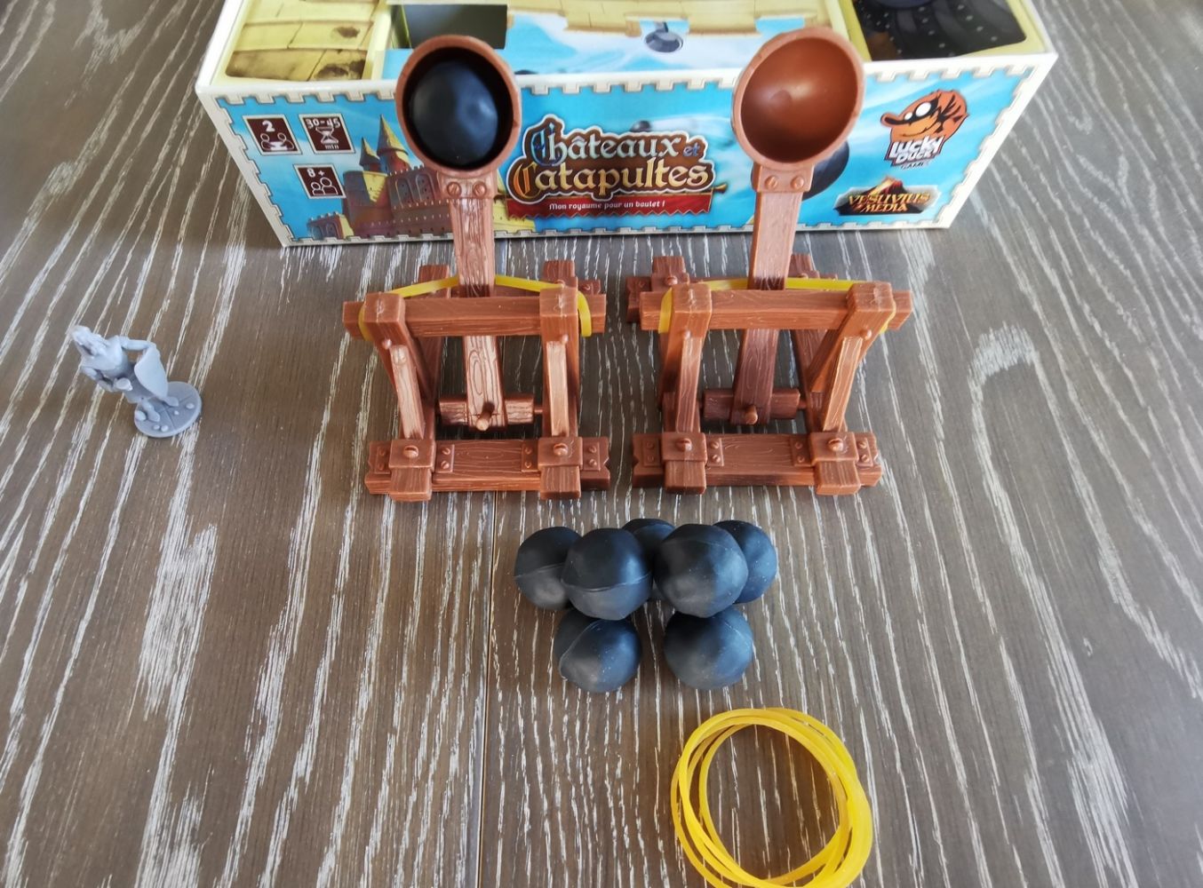 1 catapulte avec 2 élastiques de rechange et 4 boulets par joueur