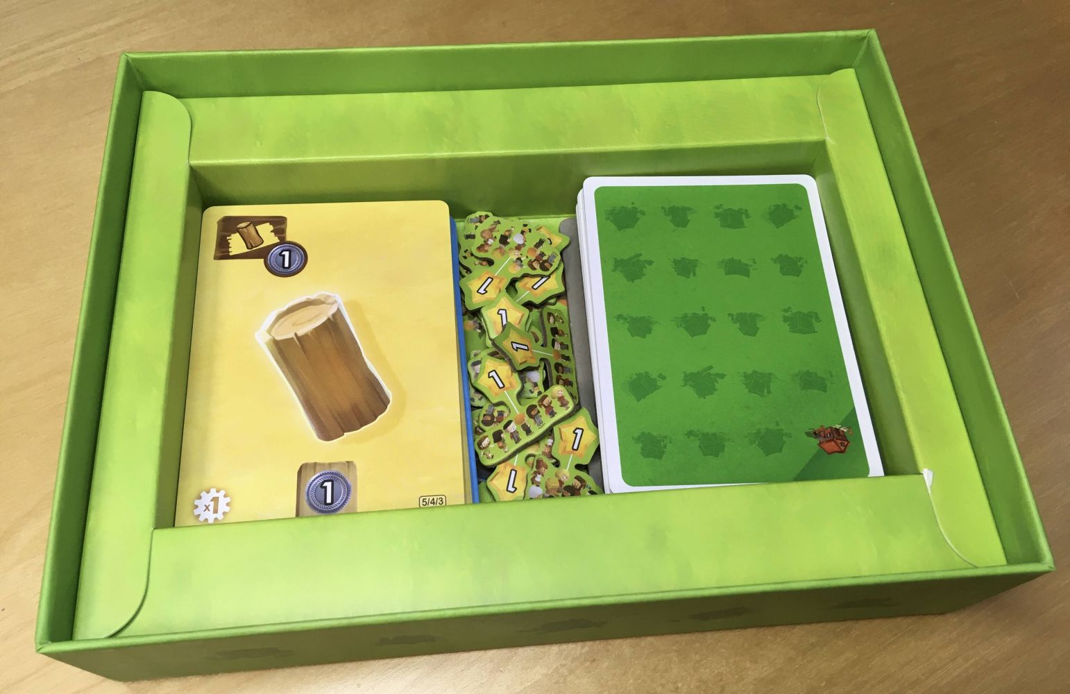 Intérieur de la boite avec tout le matériel (sans les règles).