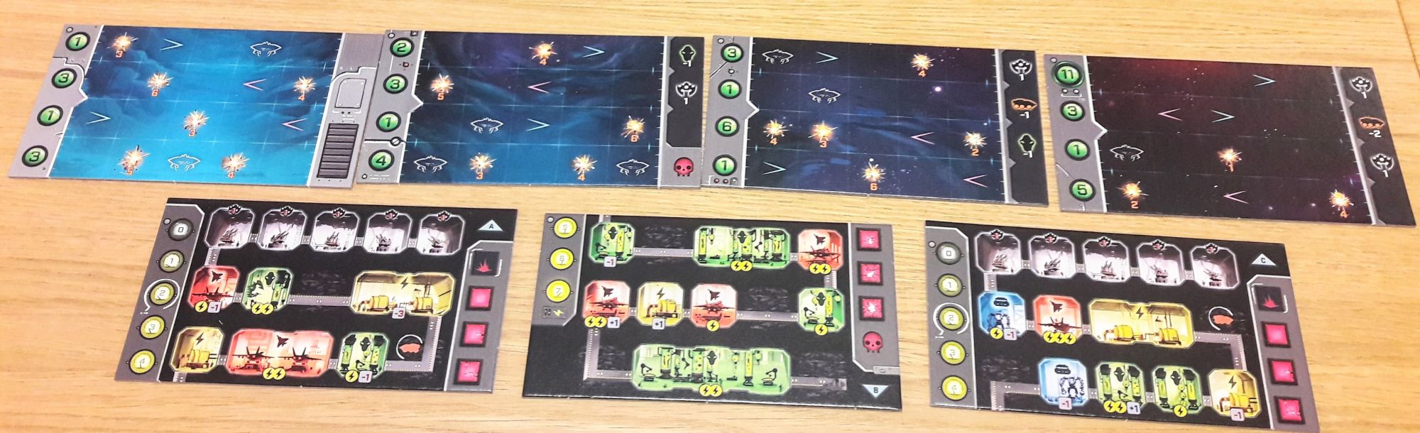 Ceux-ci (double face) constitueront de manière modulaire un plateau de jeu différent pour chaque partie.