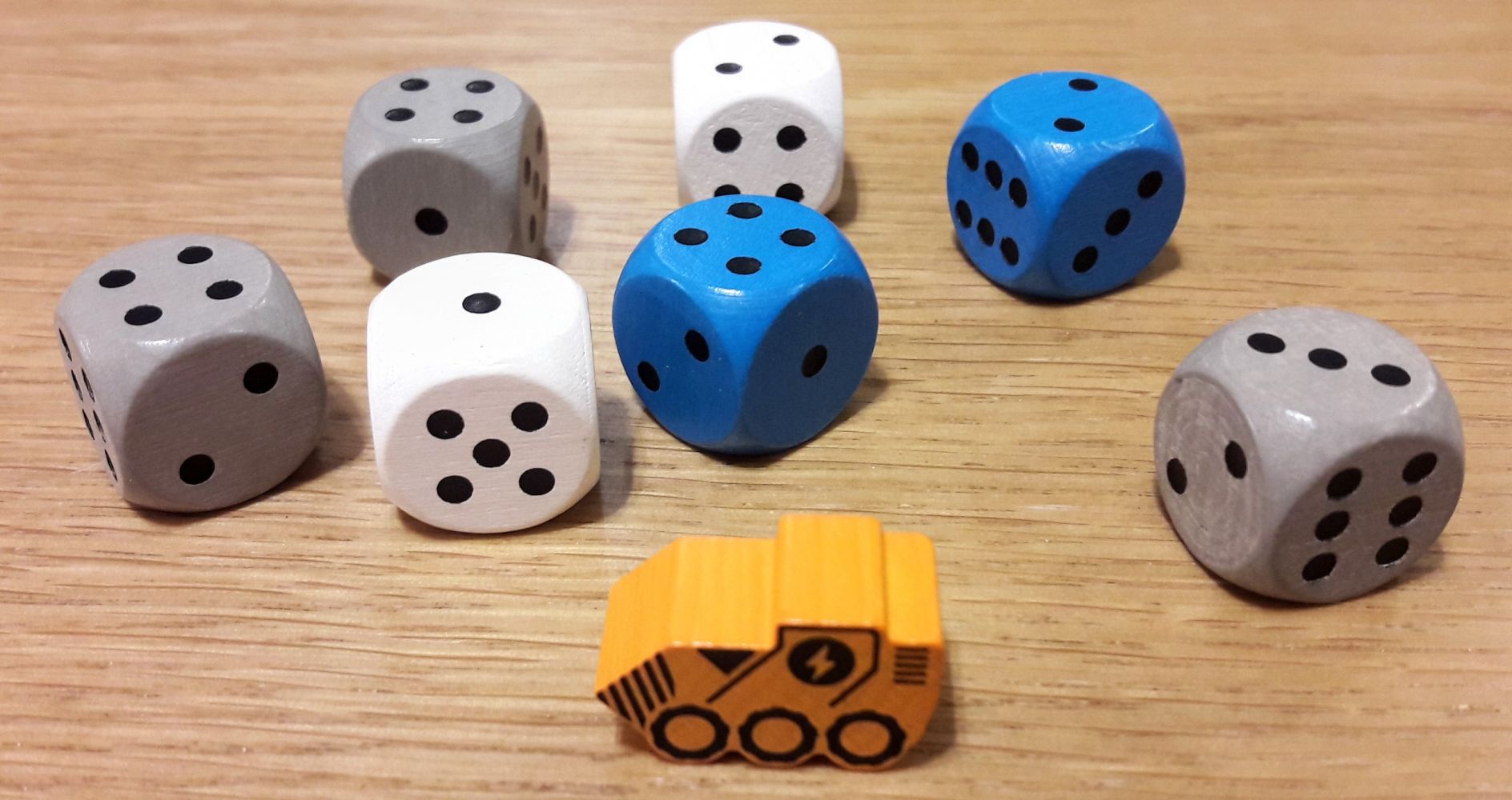 3 dés gris et 2 dés blancs pour les actions, 2 bleus pour les robots et l'excavatrice qui nous permettra d'agrandir notre base.