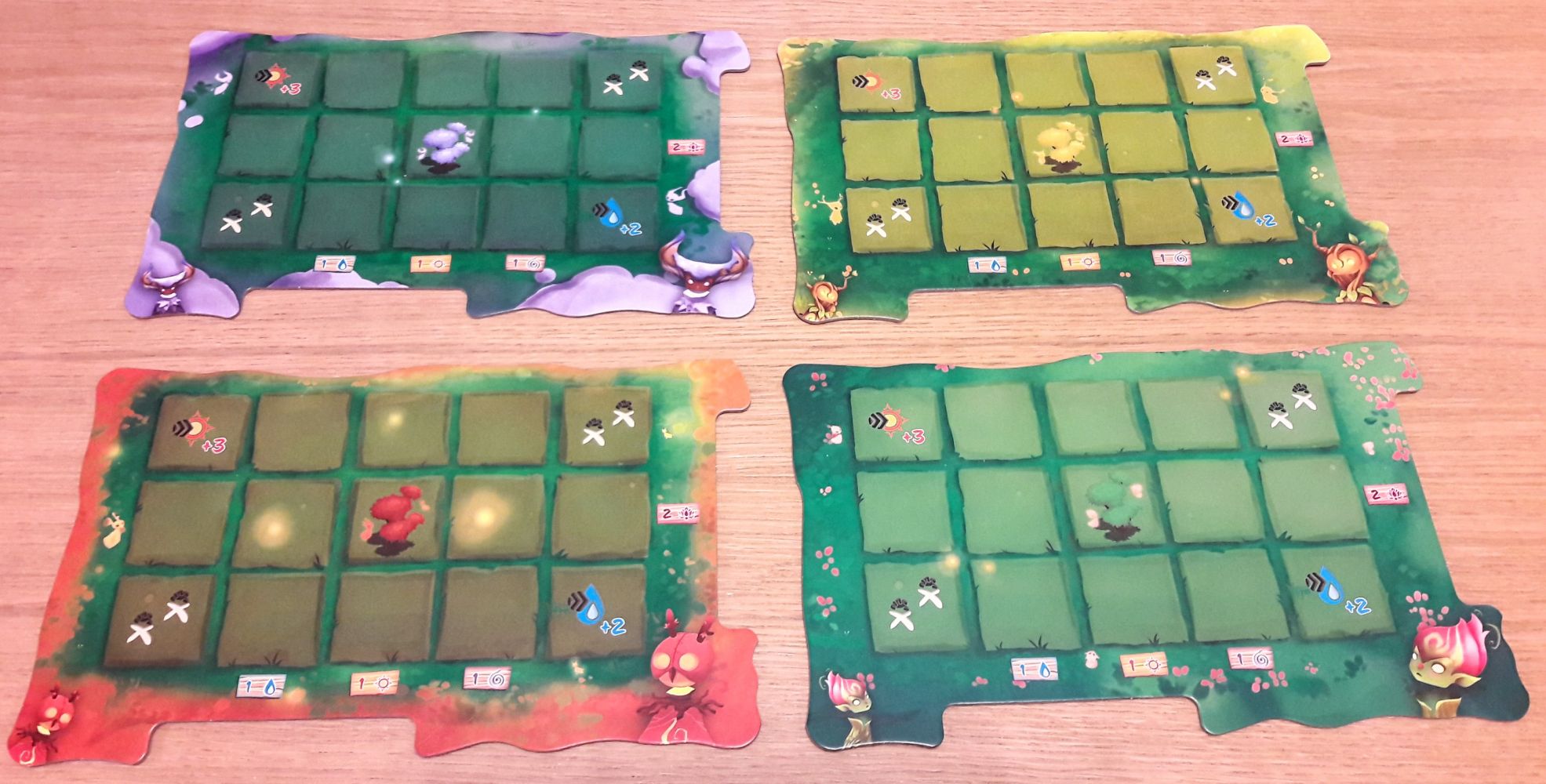 Des couleurs originales pour seulement 4 joueurs avec jaune, orange, violet et vert/rose.