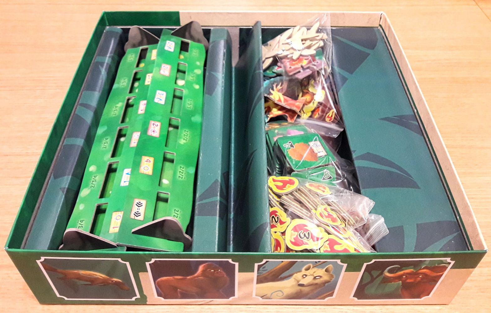 Pas besoin de thermoformage, tout se tient bien si on parvient à bien s'organiser comme je le montre sinon les plateaux ne rentreront pas : un jeu dans le jeu ?