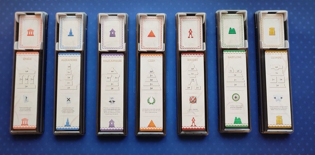 Chaque merveille a son propre deck de cartes à sa couleur disposées dans un  sabot individuel.