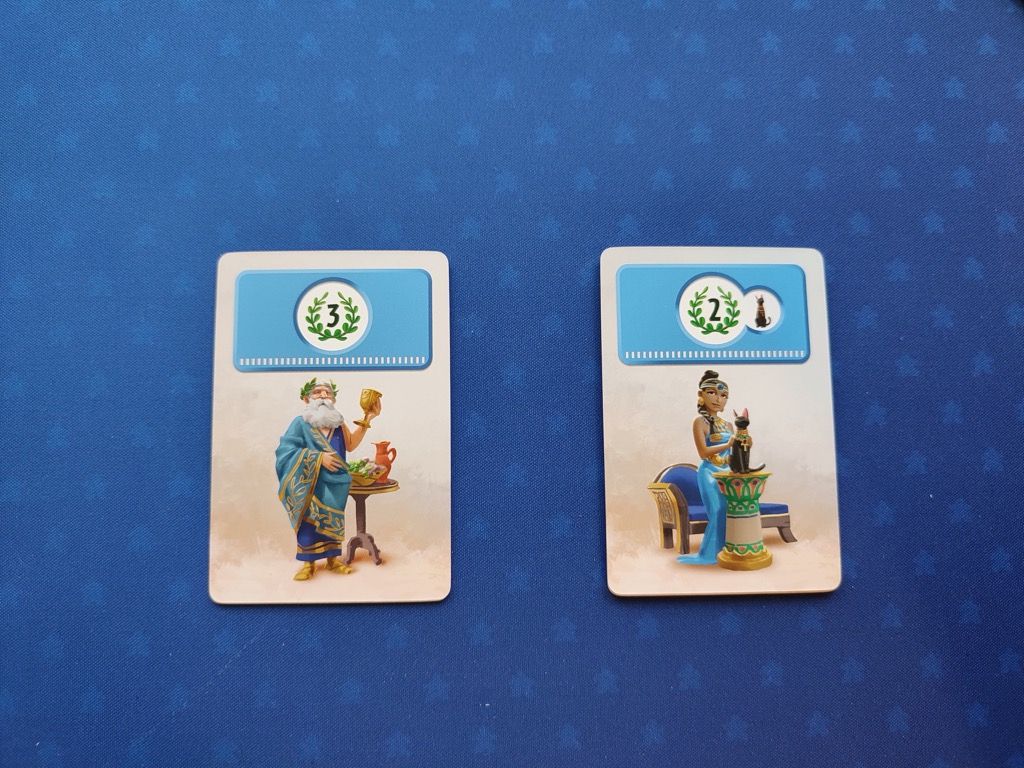 Elles offrent des points de victoire (2 ou 3 points). Celles avec l'icône chat valent moins mais permettent de regarder la première carte de la pioche centrale.