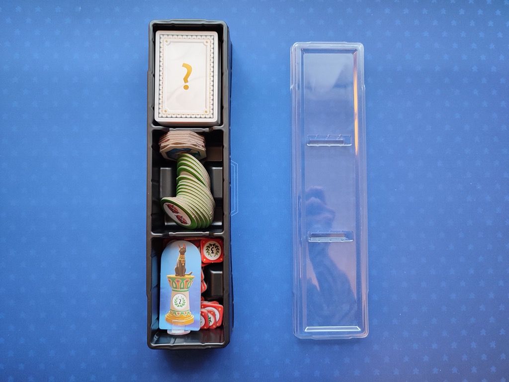 Pour ranger tous les petits pions, les cartes du sabot central et le pion chat. Une excellente idée.