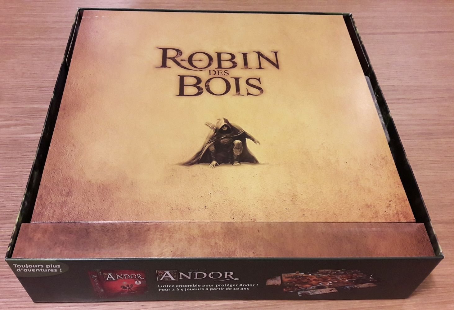 Oui... quand on soulève le couvercle on ne sait pas trop ce que l'on trouve... le plateau en 8 morceaux en fait !