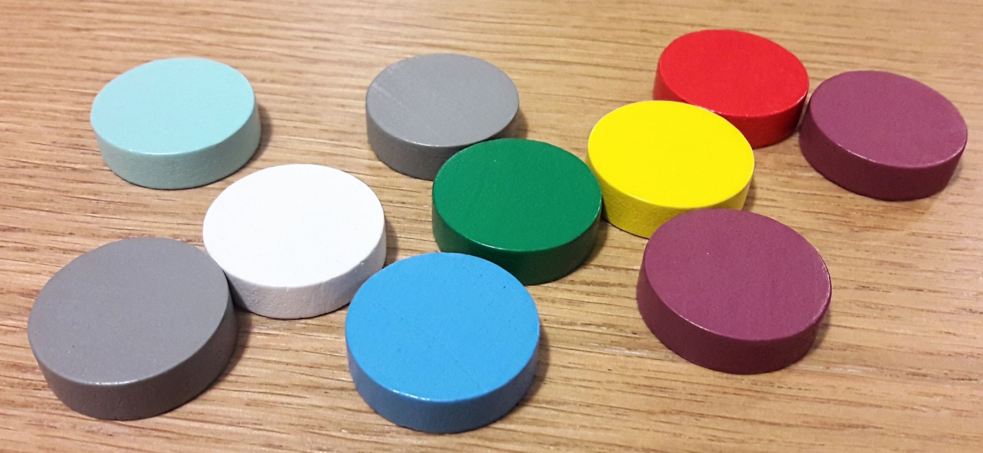 Un par joueur, un pour le temps rouge, 2 pour le méchant violet, 2 neutres gris et un pour tous les joueurs blanc.