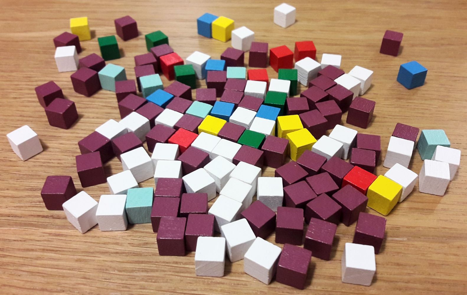 Une ribambelle de cubes violets pour les échecs, blancs pour les réussites et 5 par joueurs.