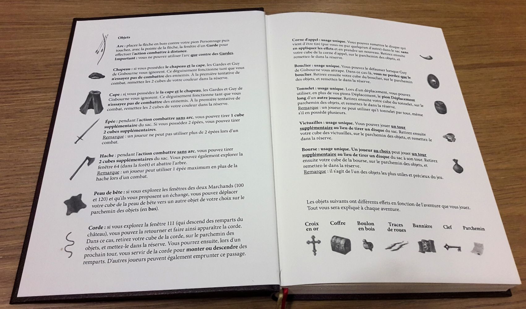 Oui on trouve un livre relié dont les troisième et quatrième de couverture fourniront des aides de jeu et les 2 marque pages des repères dans l'histoire !