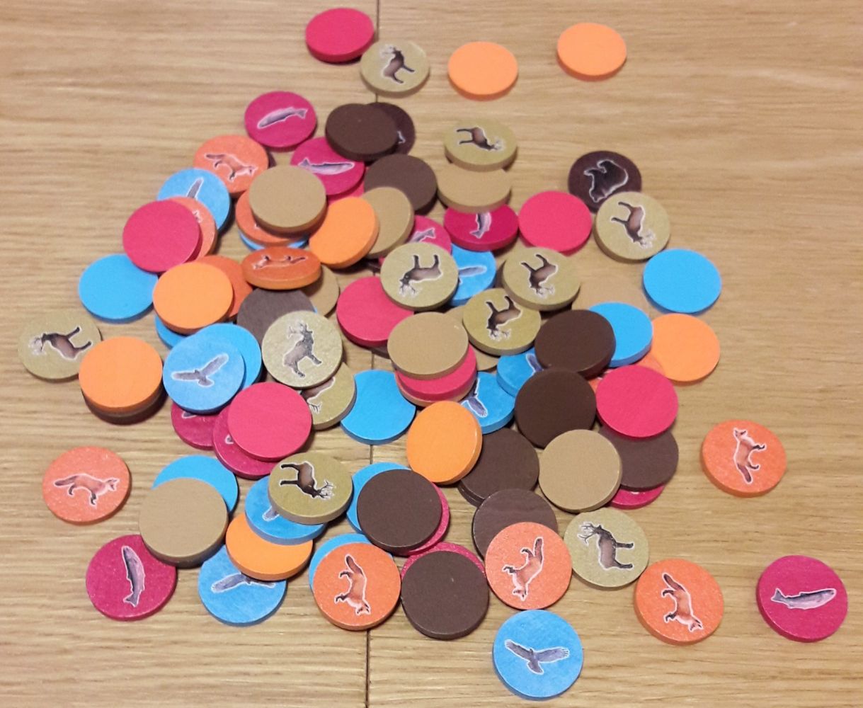 100 jetons en bois : 20 de chacune de 5 espèces de la Cascadie (région sur la côte ouest des Etats-Unis si vous êtes nuls en géo comme moi...).