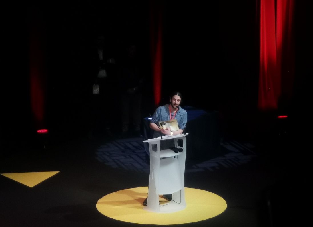 Antoine Bauza recevant son prix sans Repos Prod. Très fair play, il s’excuse d’avoir damer le pion à Cocktail games qui était à sa 10 nomination infructueuse.