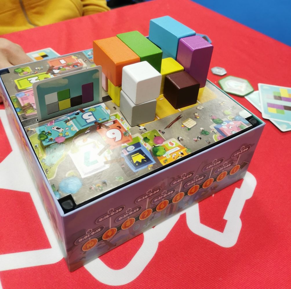 La boîte de Recto Verso sert d'arène pour l'affrontement.