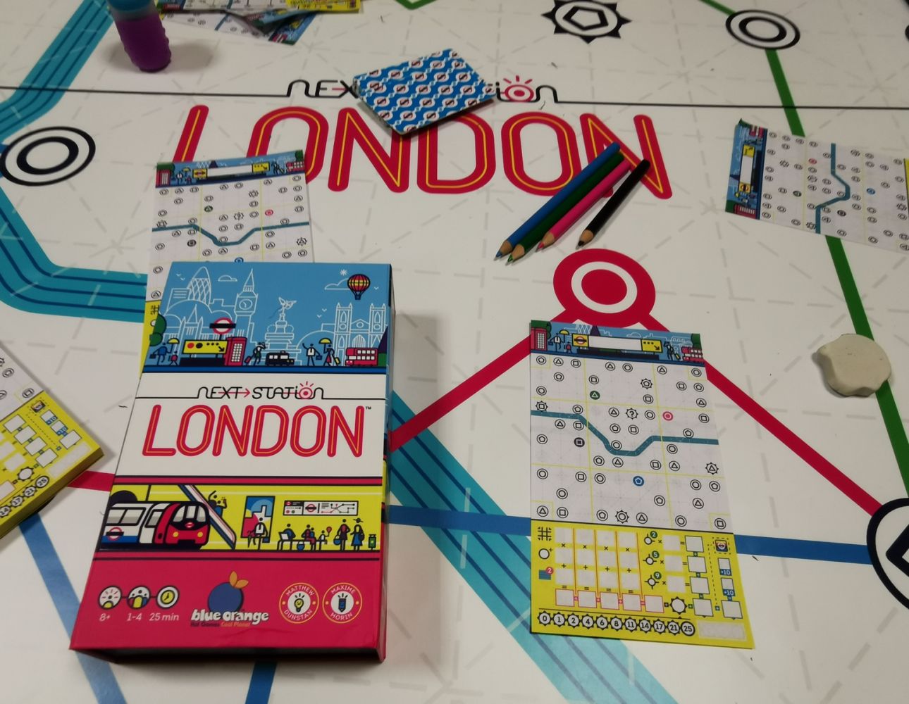 La boite et une feuille vierge