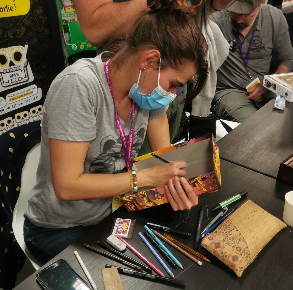 Pas de The Flying Games sans Camille Chaussy… en dédicace sur ma boîte ;) :