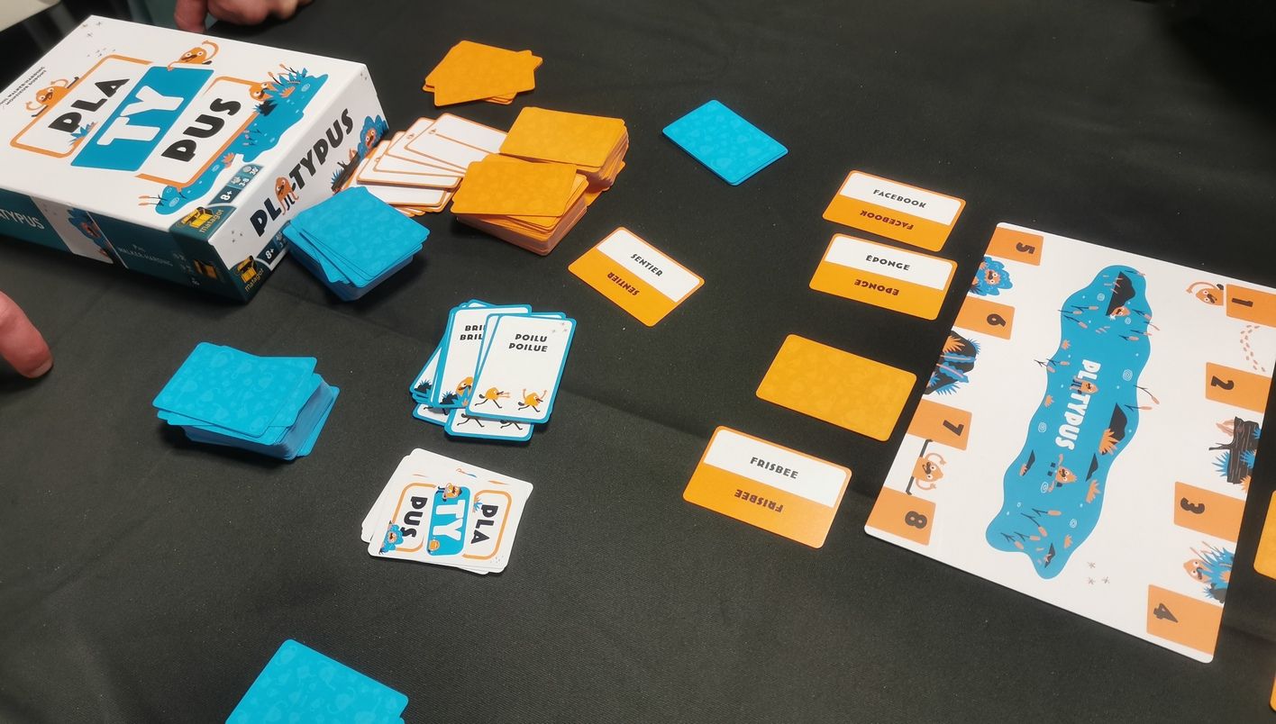 Platypus : qui est le plus poilu entre une éponge, un frisbee, un sentier et une éponge ?