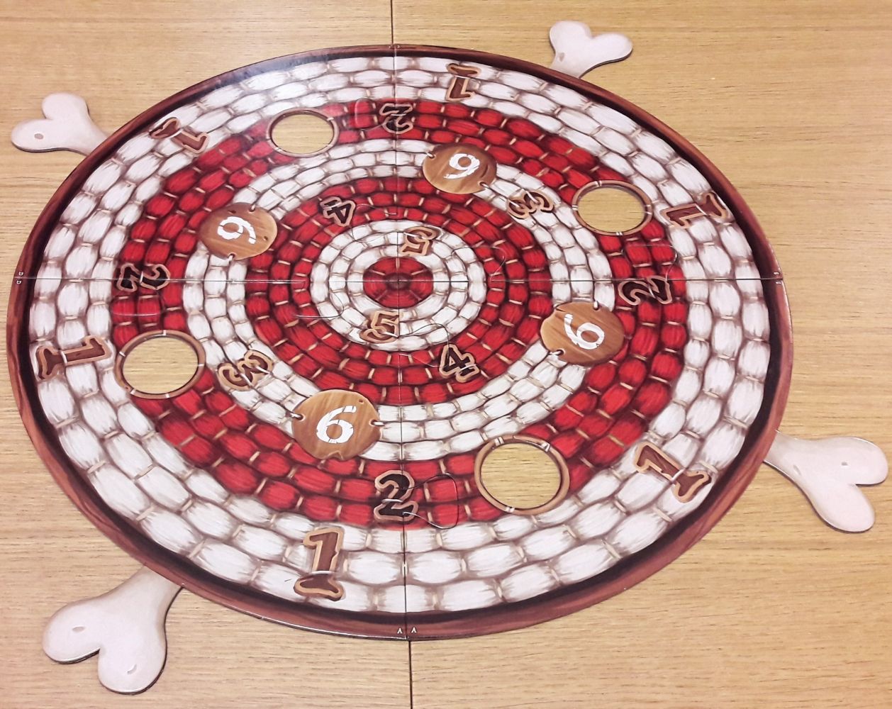 Constitué de 4 pièces presque identiques : un jeu dans le jeu si on ne lit pas bien la mise en place...