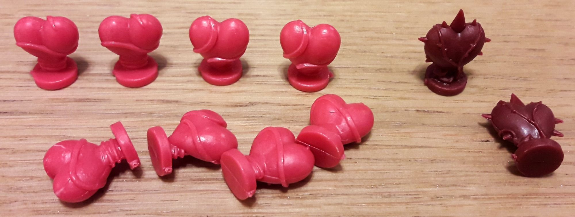 6 coeurs héroïques pour nos 6 héros et 2 coeurs piquants pour les monstres.