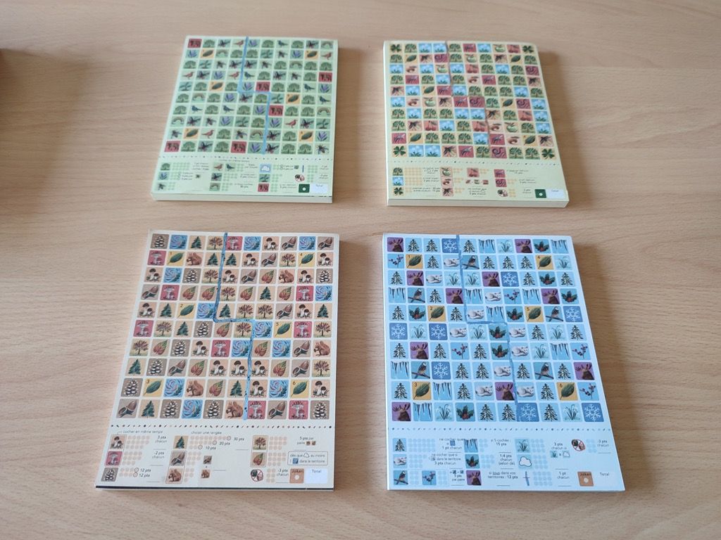 En commençant dans le sens de l'écriture : printemps, été, automne et hiver.