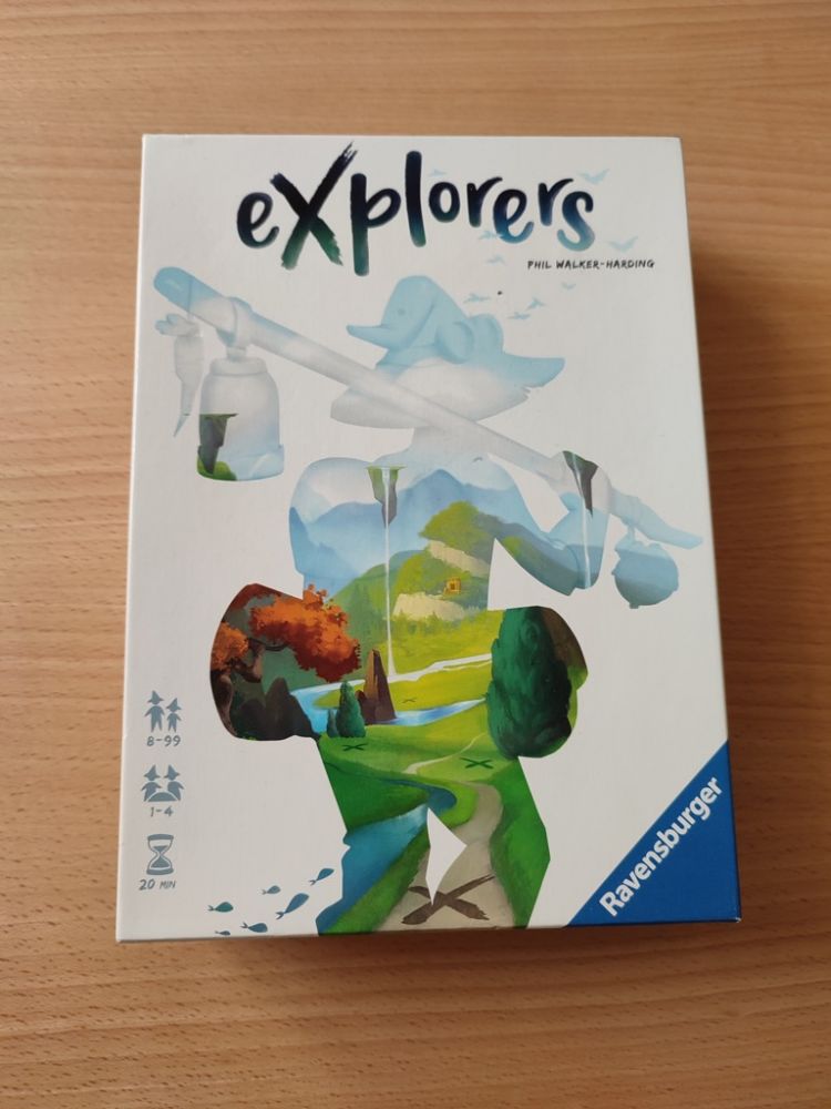 Une petite boite rectangulaire (23 X 16,5 cm) mais bien remplie.