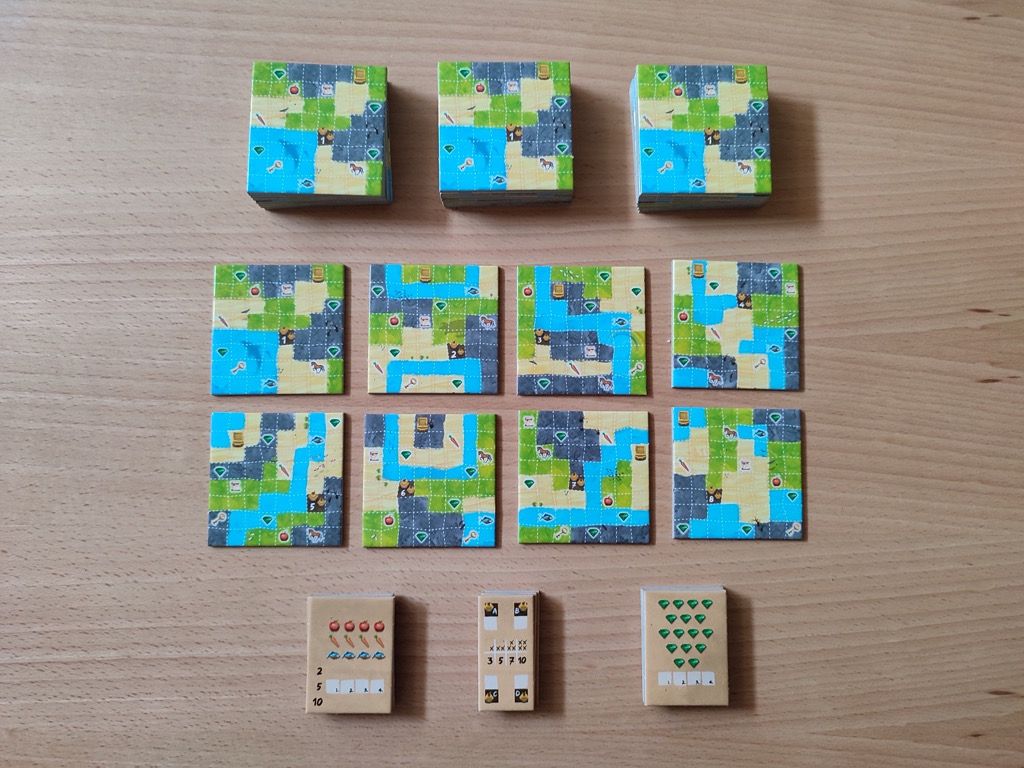 8 tuiles numérotées de 1 à 8 en quatre exemplaires. 4 tuiles aliments, villages et gemmes recto/verso (1 par  chaque plateau joueur).