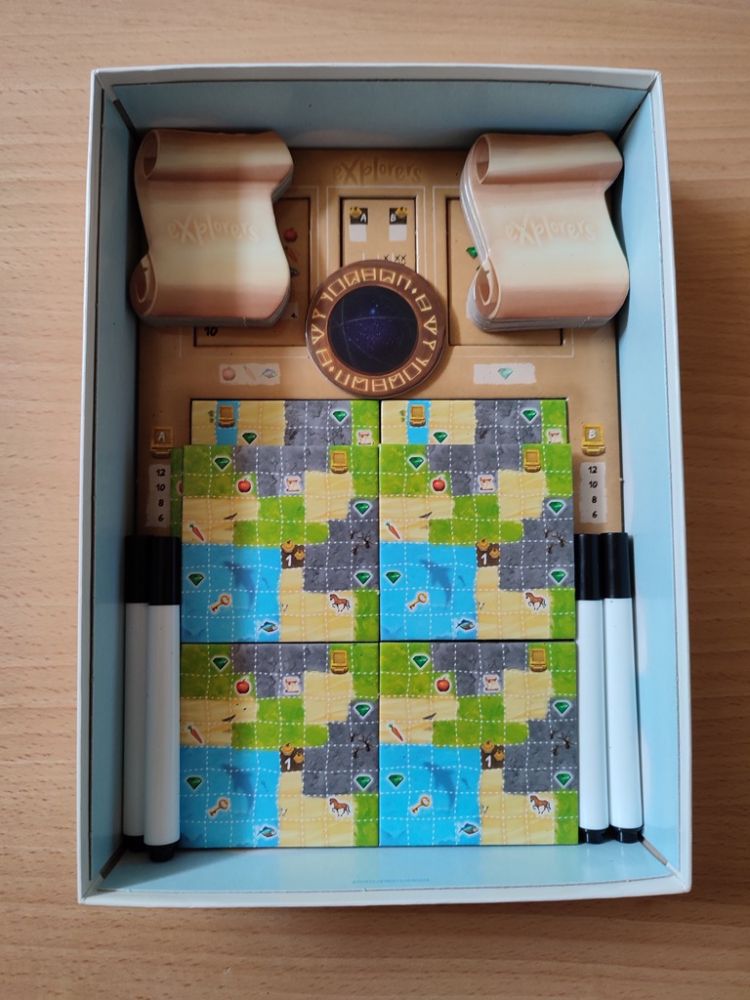 les tuiles terrain , les feutres et le jeton premier joueur.