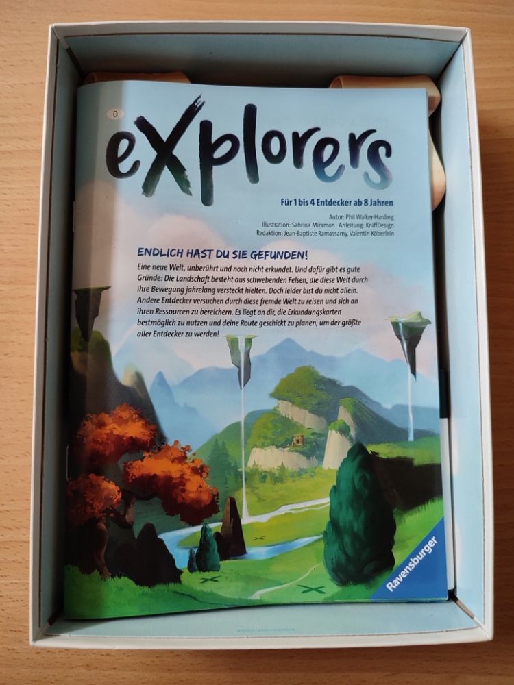 Dommage, il y avait de la place en profondeur pour insérer un petit insert carton pour bloquer tout le matériel.  On sent que ça bouge une fois le couvercle remis...