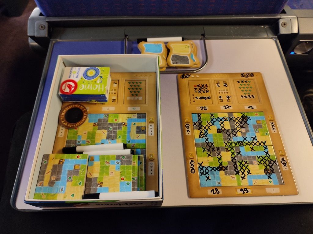 Il existe une version du jeu solo avec une échelle de succès en fonction des points obtenus.  Pratique, on peut même jouer au jeu sur une tablette d'un TGV !!! (mouchoirs non fournis^^)