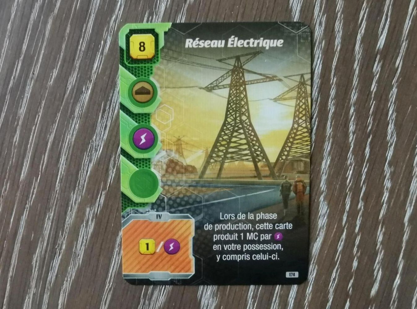 carte à production variable pouvant être augmentée tout au long de la partie. Au passage on remarque qu’il ne subsiste de  l'énergie que les badges.