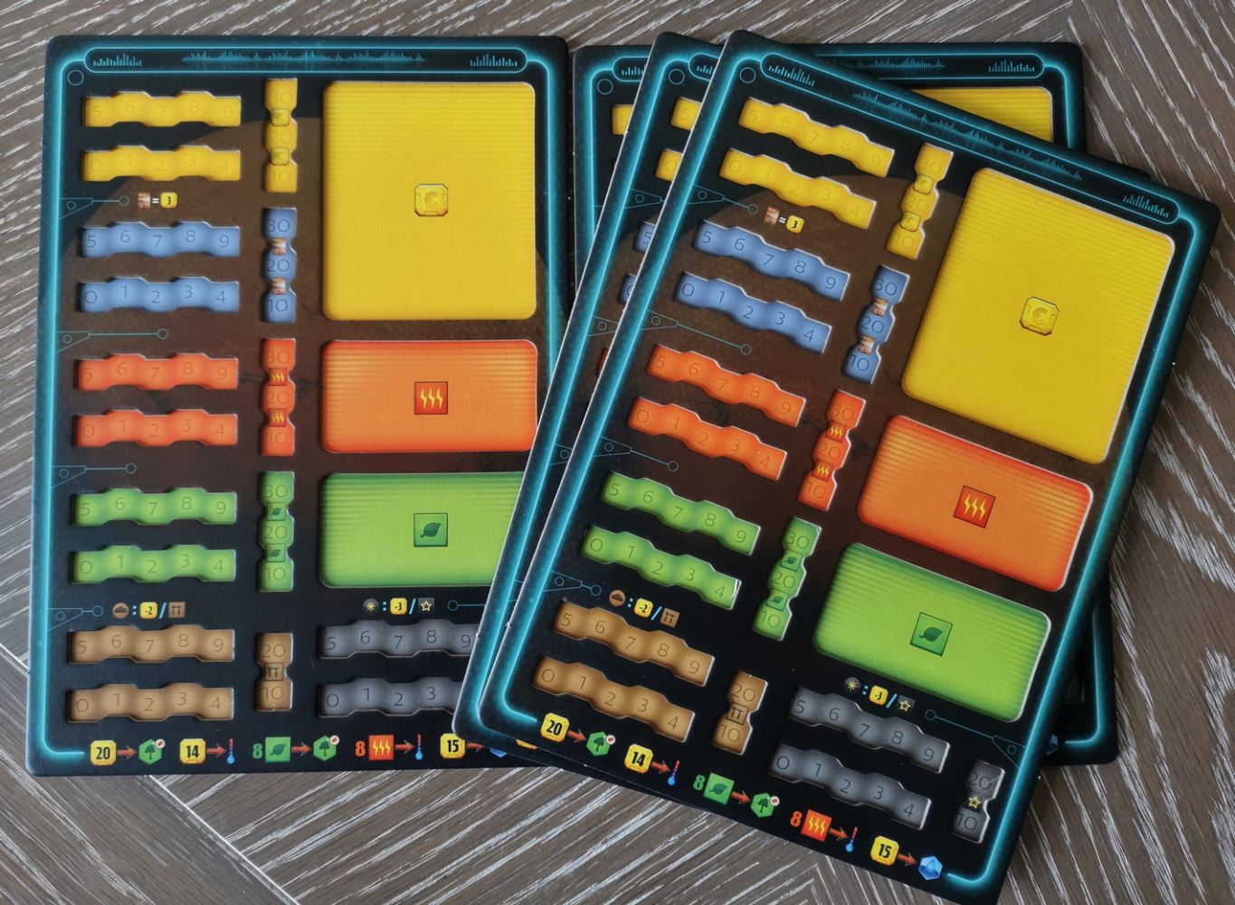 La principale critique de Terraforming Mars a été entendue : on ne veut plus de marqueurs de ressources qui glissent dès que l’on souffle sur la table.