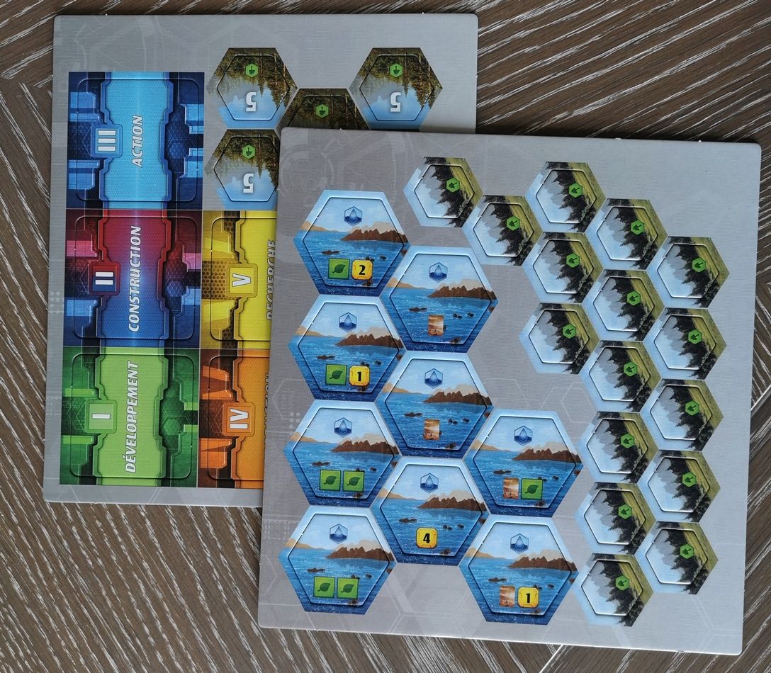 Avant le dépunchage… deux planches 20 x 25 cm suffisent. car il n’y a plus de tuiles “Cités” et de tuiles “5 Forêts” aident à limiter le volume de carton.