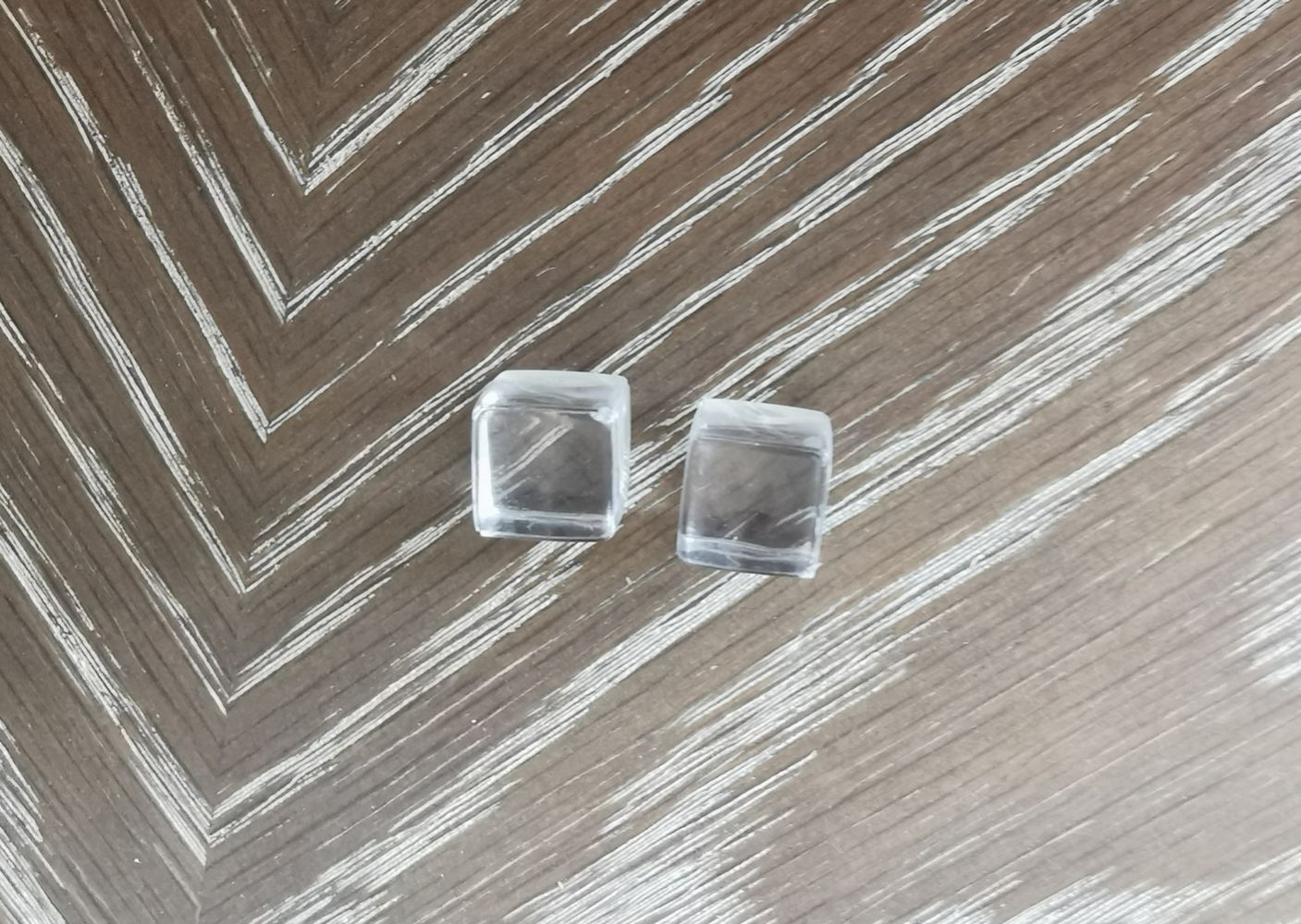 Marqueurs pour la Température et pour l’Oxygène. T.M. avait un 3ème cube identique pour le compteur de tour du mode solo. Ce cube n’a pas été reproduit... il serait trop gros pour la case que lui laisse le plateau.