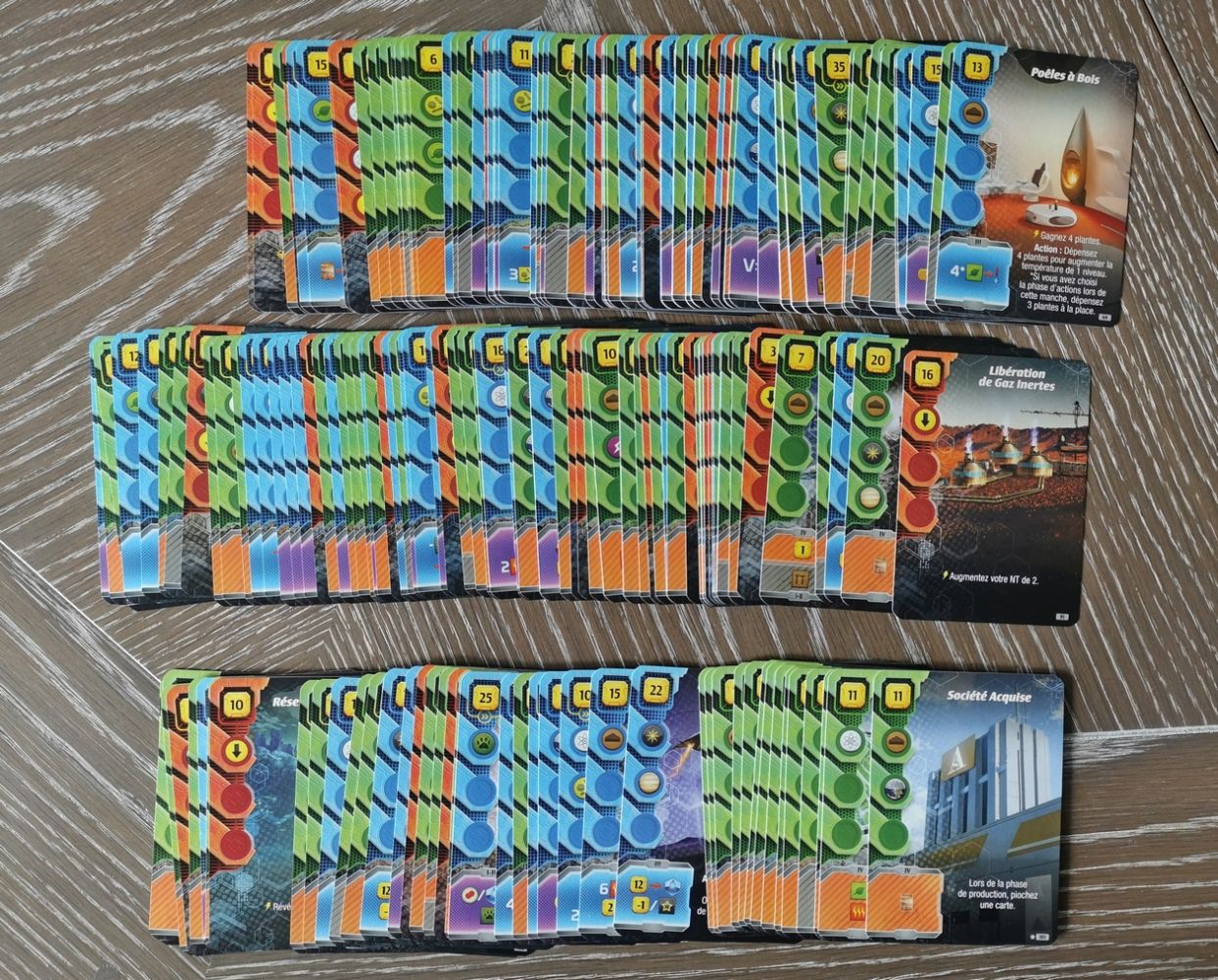 Les cartes projets. Une belle attention de la production, les cartes projets sont déjà mélangées dans le paquet à la sortie de l’usine : inutile de les battre pendant 10 minutes pour séparer les couleurs !